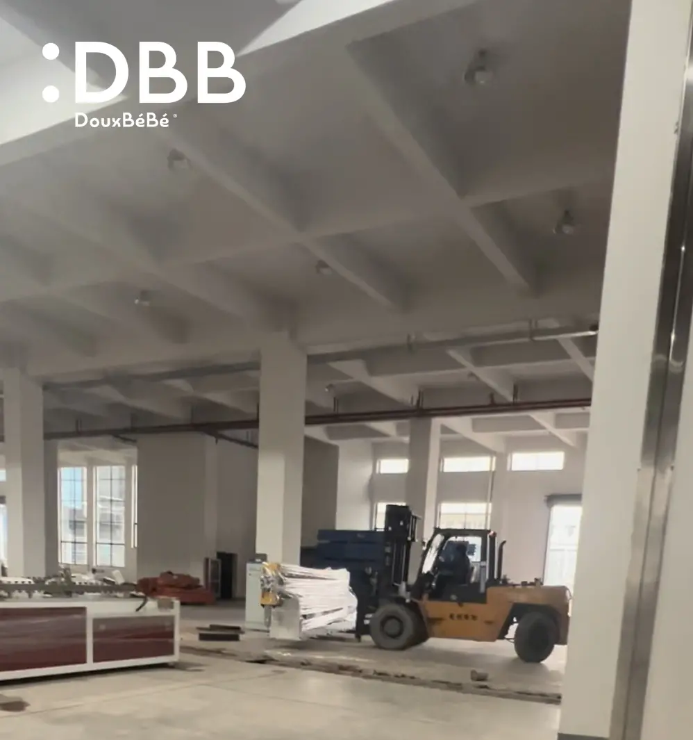 A large number of new equipment arrived in the Jiangdong plant area of dibibi 2 企业微信截图 167041810420862